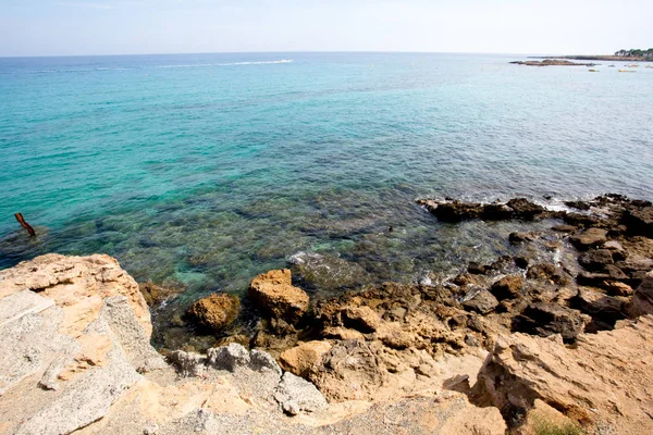 Acantilado de piedra en un hermoso mar azul Chipre — Foto de Stock