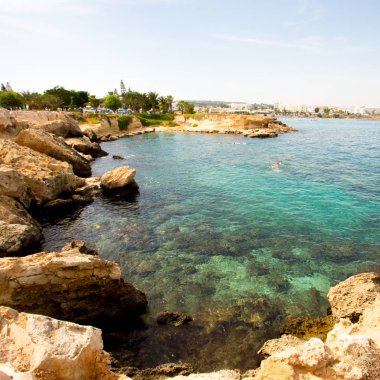 Taş cliff bir güzel mavi denizde Kıbrıs