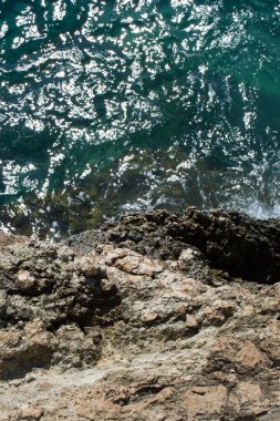 Taş cliff bir güzel mavi denizde Kıbrıs