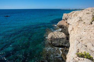 Taş cliff bir güzel mavi denizde Kıbrıs
