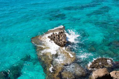 Taş cliff bir güzel mavi denizde Kıbrıs
