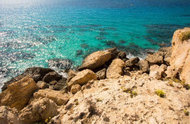 Taş cliff bir güzel mavi denizde Kıbrıs