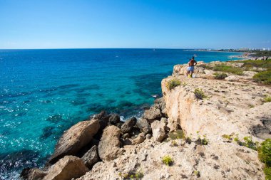 Taş cliff bir güzel mavi denizde Kıbrıs