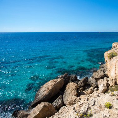 Taş cliff bir güzel mavi denizde Kıbrıs