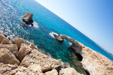 Taş cliff bir güzel mavi denizde Kıbrıs