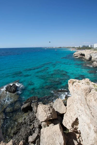 Taş cliff bir güzel mavi denizde Kıbrıs