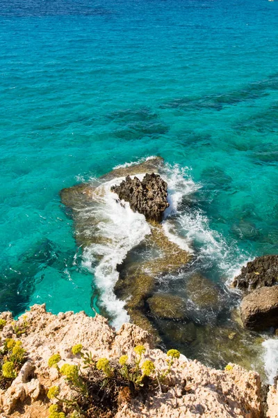 Taş cliff bir güzel mavi denizde Kıbrıs