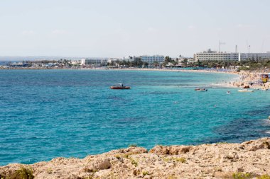Taş cliff bir güzel mavi denizde Kıbrıs