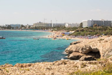 Taş cliff bir güzel mavi denizde Kıbrıs