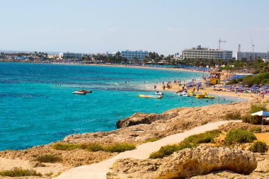 Taş cliff bir güzel mavi denizde Kıbrıs