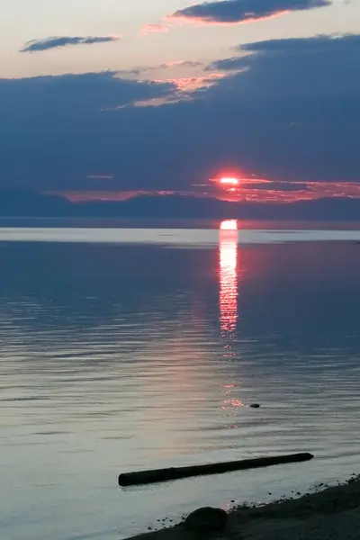 Η μεγάλη λίμνη Βαϊκάλη στο ηλιοβασίλεμα, Ρωσία — Φωτογραφία Αρχείου