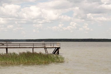 Alacakaranlıkta ahşap iskele