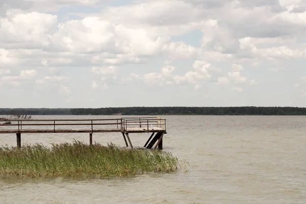 Alacakaranlıkta ahşap iskele