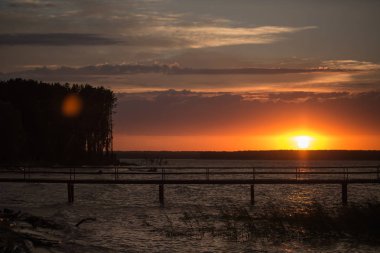 Gün batımında tahta iskele