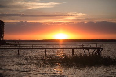 Gün batımında tahta iskele