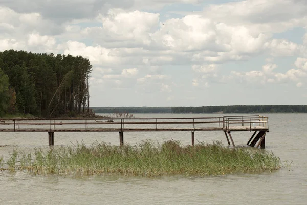 Alacakaranlıkta ahşap iskele