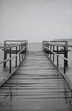 Alacakaranlıkta ahşap iskele