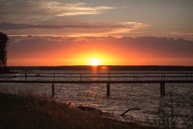 Gün batımında tahta iskele