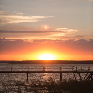 Gün batımında tahta iskele