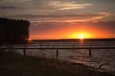 Gün batımında tahta iskele