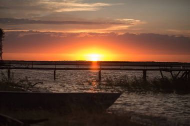 Gün batımında tahta iskele