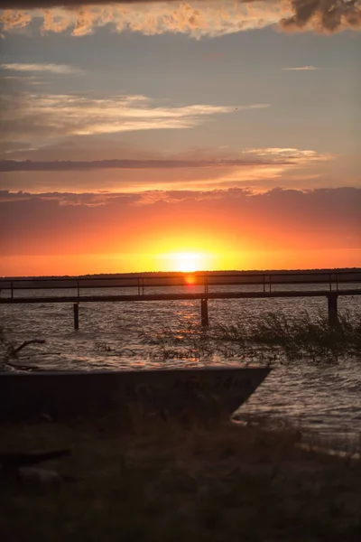 Muelle de madera al atardecer —  Fotos de Stock