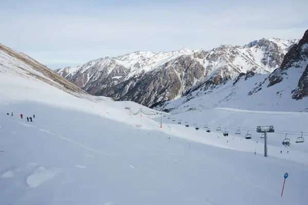 Kolejki linowej w snowy góry Chimbulak — Zdjęcie stockowe