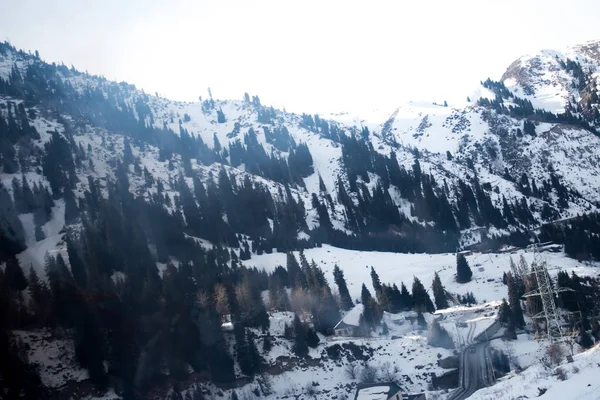 Hermosas montañas paisaje de invierno — Foto de Stock