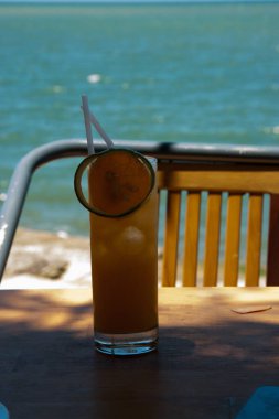 Deniz kenarında güzel ve lezzetli kokteyl