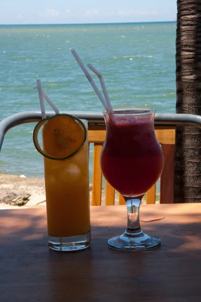 Belo e delicioso cocktail à beira-mar — Fotografia de Stock