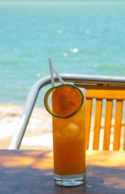 Deniz kenarında güzel ve lezzetli kokteyl
