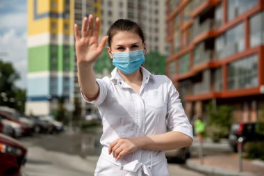 Sokakta maskeli bir kız. Şehirde tıbbi maskeli bir kız. 20-29 yaşlarında bir kız.