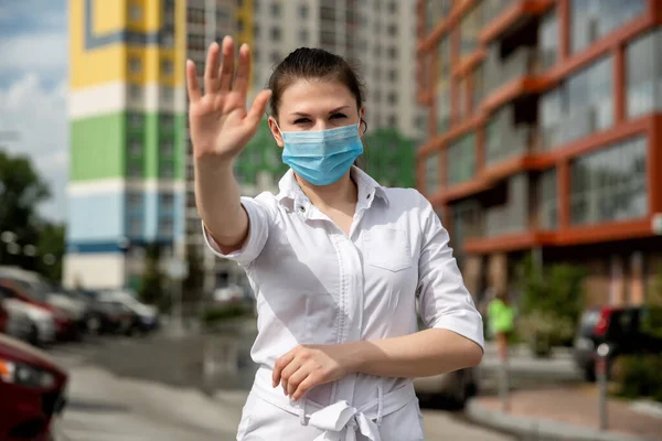 Menina Com Uma Máscara Médica Rua Menina Uma Máscara Médica Imagem De Stock