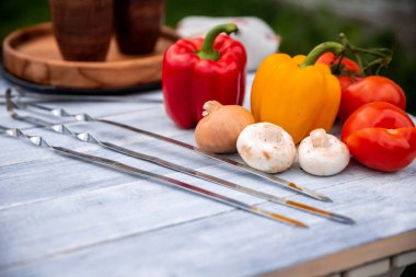 Biber mantarı pişirmek doğanın üzerine uzanır.