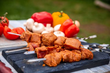 Et çanı biberi mantarları doğada masanın üzerinde yatıyor.