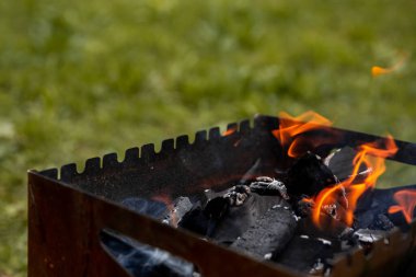 Kömürler ızgarada yanıyor.