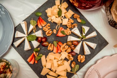 Siyah tabakta peynir