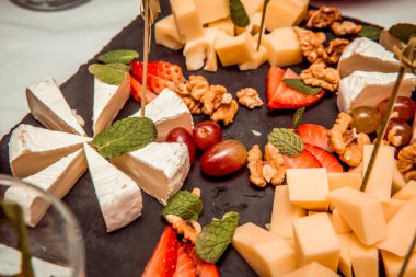 Siyah tabakta peynir