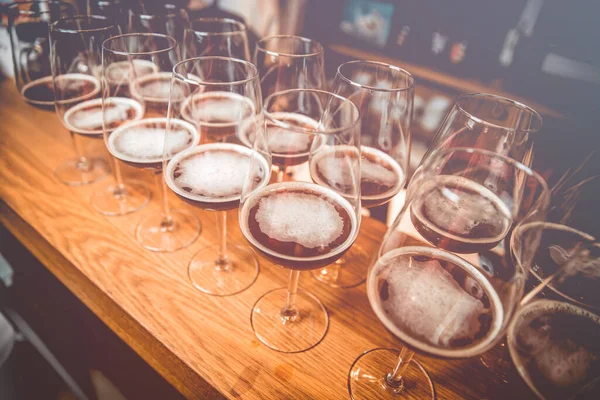 Şarap Birası Masada Bardakta — Stok fotoğraf
