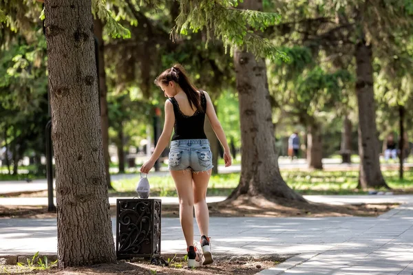 Girl Throws Mask Bin Girl Park — Stock Photo, Image