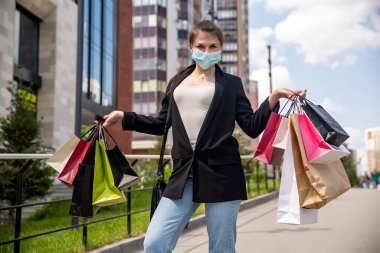 Tıp maskeli kızlar alışveriş merkezinin yakınında alışveriş yapmaktan zevk alırlar.