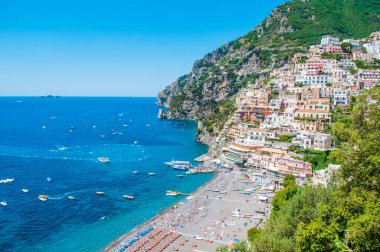 İtalya 'nın Positano şehrine bakın. Dağdaki Amalfi Sahili. Bella italia. Denizdeki tekneler. Sahildeki şemsiyeler. 