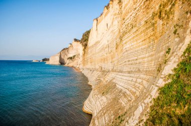 Korfu adası Yunanistan 'daki uçurum bakış açısı. Cape Drastic dağ manzarası ve deniz. Yüksek uçurumları olan güzel sahil manzarası. 
