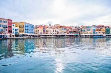 Yunanistan Girit Adası, eski kasaba manzaralı Hanya Körfezi. Bulutlu bir gün ve renkli binalar, mimari. 