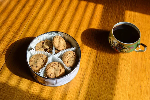 Lata Lata Com Biscoitos Uma Mesa Madeira Vista Superior — Fotografia de Stock