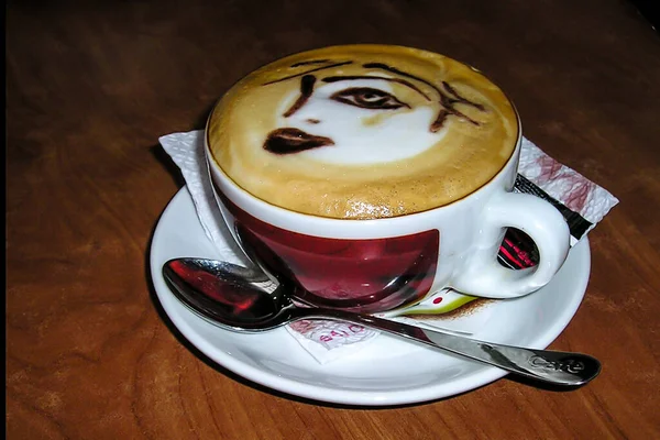 Cerrar Taza Café Blanco Con Forma Corazón Latte Art Foam — Foto de Stock