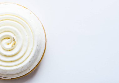 Yumuşak mascarpone kremalı vanilyalı tart. İzole edilmiş. Boşluğu kopyala