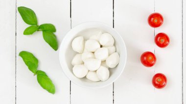 Caprese salatası. Mozzarella peyniri, domates, fesleğen. Beyaz arkaplan. 