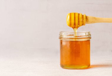 Bal kavanozu, esrar, bal kaşığı. Sağlığa. Dokunulmazlık. İzole edilmiş. Boşluğu kopyala. 