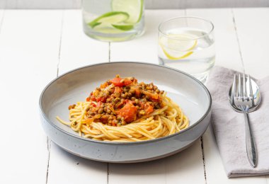 Domates soslu spagetti makarna, mercimek. Vejetaryen yemeği..